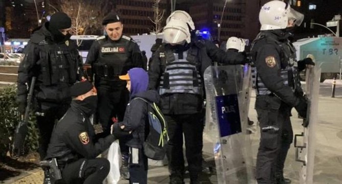 Kartal'da görev başında olan polisler ile çikolatasını paylaşan küçük Toprak, yürekleri ısıttı