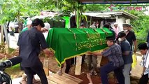 Isak Tangis Keluaraga Iringi Pemakaman Pak Ogah 'Si Unyil'