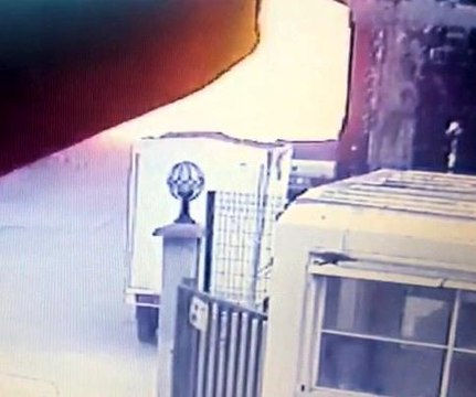 Doğalgaz sobasının bomba gibi patladığı anlar kamerada