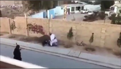Eğitim yasağını protesto eden genç kız Taliban üyesi tarafından tekmelendi