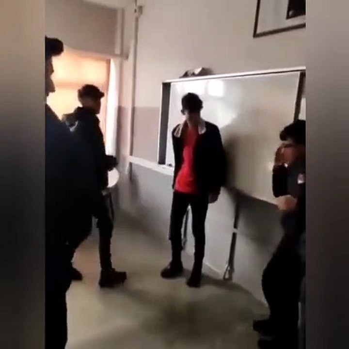 Bu haberin başlığını siz yazın! Lisede engelli gence işkence yaptılar: Kan donduran görüntüler saniye saniye kamerada