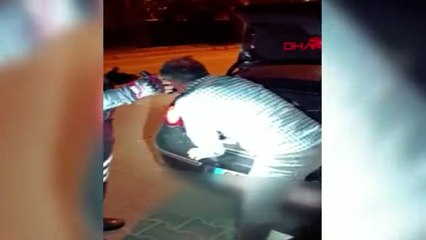 Telefonunu ve parasını gasbedip, otomobilin bagajına kilitlediler