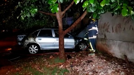 Descargar video: Vectra fica destruído após pegar fogo, no bairro Esmeralda