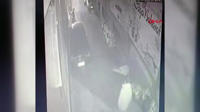 Yolda yürürken düştü, üzerinden otomobil geçti