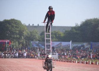এনফিল্ড বাইকে ৯ ফুট ৬ ইঞ্চি মইয়ের উপর দু ঘণ্টা বাইক স্টান্ট শতাব্দীর |OneIndia Bengali
