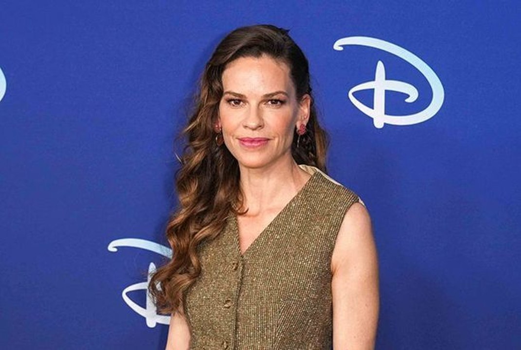 Hilary Swank : 48 ans et enceinte de jumeaux… Elle dévoile son baby bump, « Ces deux cadeaux de toute une vie »