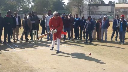 स्वास्थ्य मंत्री सिंहदेव ने कवर और स्ट्रेट में लगाए शानदार चौके, ड्यूज बॉल टी-20 क्रिकेट प्रतियोगिता का किया शुभारंभ
