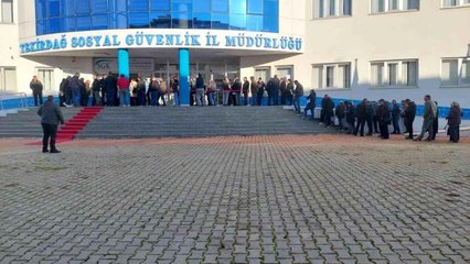 EYT kuyruğunda bekleyen vatandaş 6'lı masayı topta tuttu