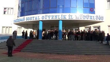 EYT kuyruğunda bekleyen vatandaş 6’lı masayı topa tuttu