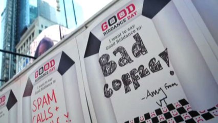 I newyorchesi a Times Square buttano il 2022 e i suoi problemi