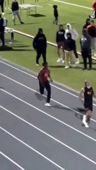 Un athlète se moque de son adversaire en le doublant avant la ligne d'arrivée et perd lamentablement