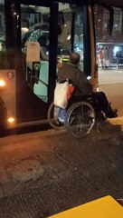Un conductor impide la entrada de un discapacitado a un autobús