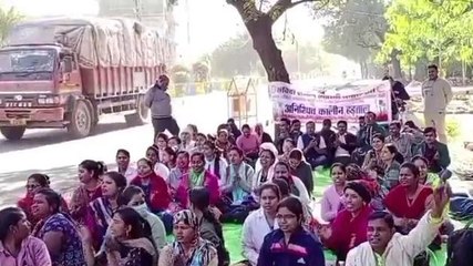 कटनी: संविदा स्वास्थ्य कर्मचारियों की हड़ताल जारी,नेताओं का मिल रहा समर्थन