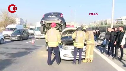 Bahçelievler'de zincirleme kaza: 3 otomobile çarptıktan sonra polis aracının üzerine çıktı