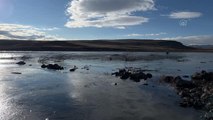 Kars Barajı Gölü soğukların etkisiyle kısmen dondu