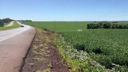 Veículo fica bastante danificado após capotamento na BR-467