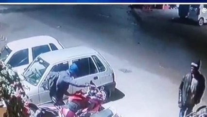 उज्जैन: घर के बाहर खड़ी बाइक चोरी , सीसीटीवी में दिखे बदमाश