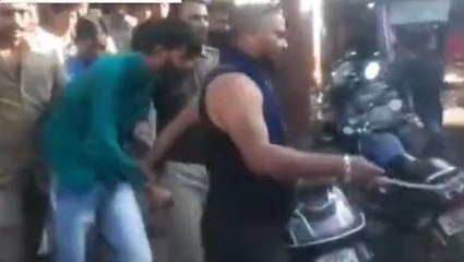 खरगोन: महिला के गले से चैन छीनते युवक गिरफ्तार,जनता ने पुलिस को सौंपा