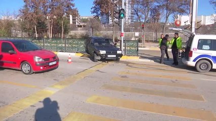 Kontrolden çıkan otomobil refüje çıktı