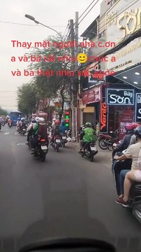 Nam thanh niên và cụ bà mở đường cho xe cứu thương giữa giờ cao điểm