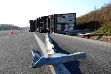 Kuzey Marmara'da sebze ve meyve yüklü tır devrildi