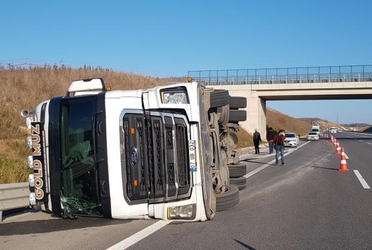 Kuzey Marmara Otoyolu'nda devrilen tırın sürücüsü yaralandı