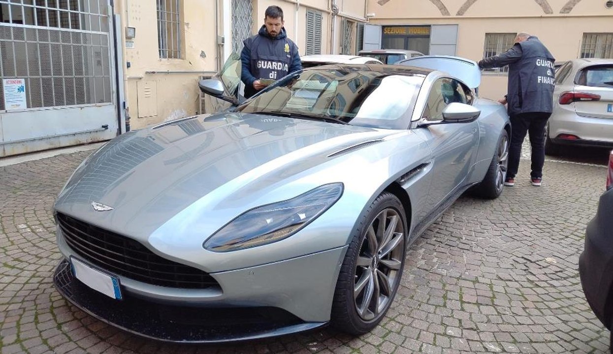Truffa su investimenti immobiliari, sequestrate auto di lusso ad un "intermediario" (29.12.22)