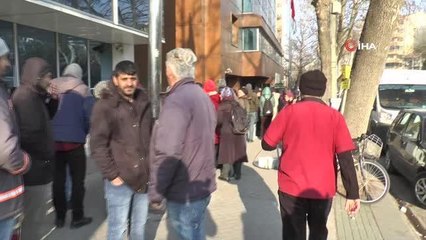 EYT kuyruğunda bekleyenlere "Bu çayı içen emekli oluyor" diye satış yapan çaycı kamerada