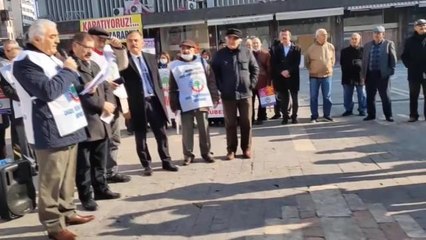 Emekliler, Tencerede Taş Kaynatıp Fatura Yaktı: "Milyonlarca Emekli, Banka Kuyruklarında Yaşam Mücadelesi Veriyor"