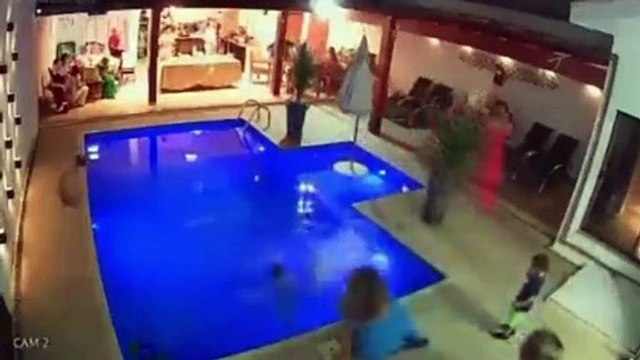 Garoto de 10 anos pula na criança para salvar seu irmão mais novo na noite de natal