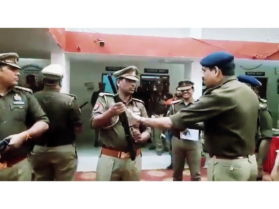 بیشتر اہلکاروں کو یہ تک نہیں معلوم تھا کہ گن میں کارتوس کہاں سے ڈلتا ہے اور وہ کیسے چلتی ہے