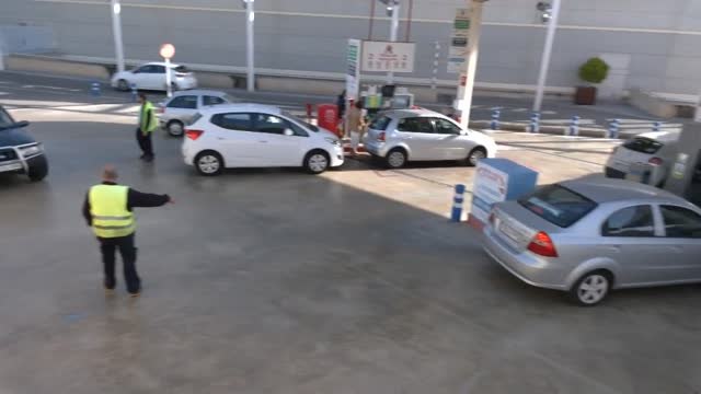 Largas colas en las gasolineras para aprovechar los 20 céntimos