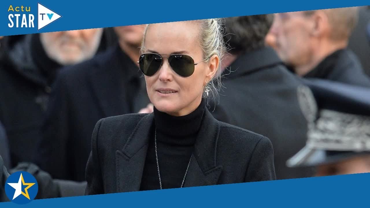 Laeticia Hallyday naturelle et bohème devant la tombe de Johnny : une veillée loin de ses filles Jad