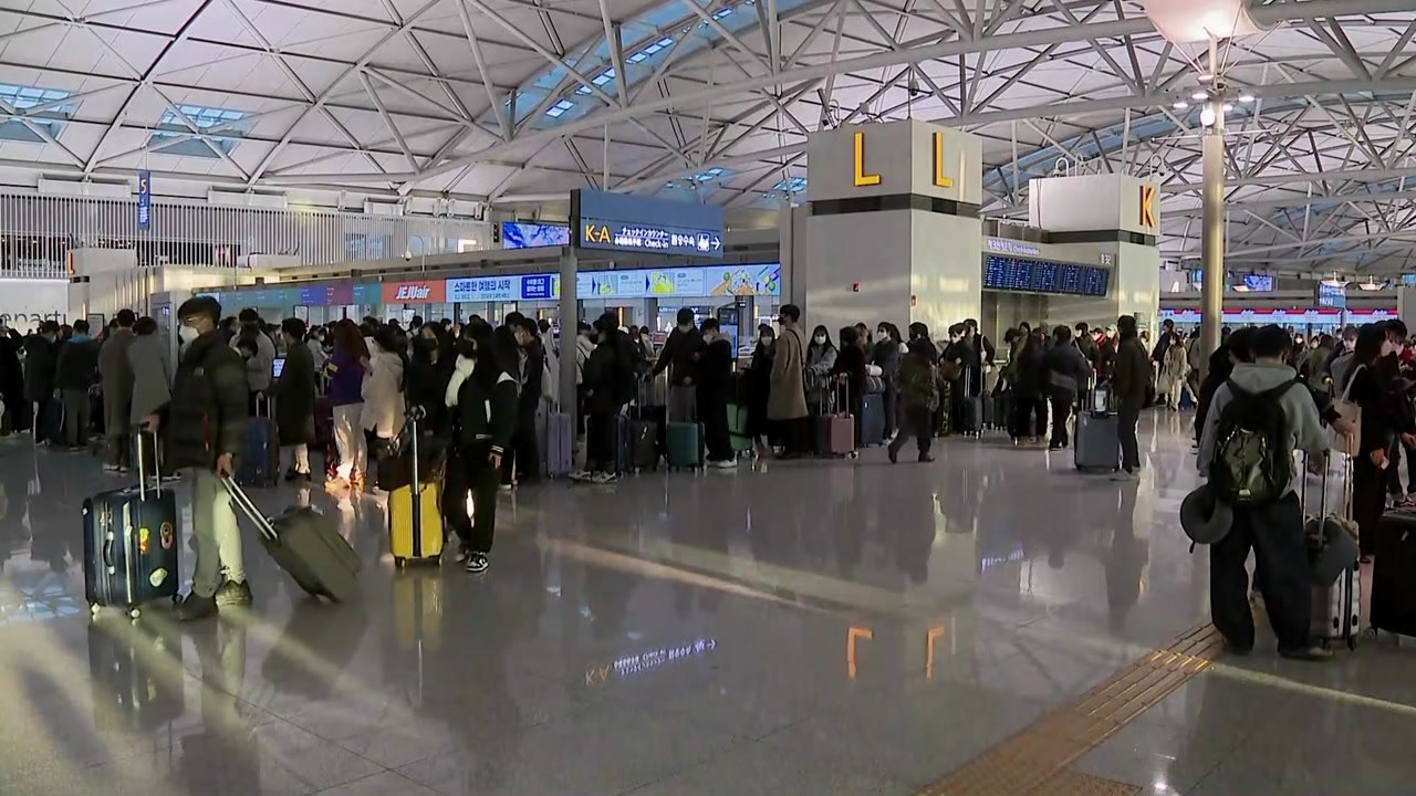 '계묘년' 새해 첫날, 공항 출국장은 '북적' / YTN