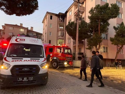 Apartman dairesinde yangın çıktı: 5 kişi dumandan etkilendi