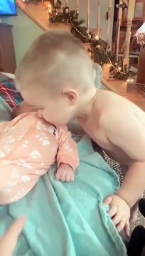 Cet enfant renifle la couche de sa petite soeur... douloureux