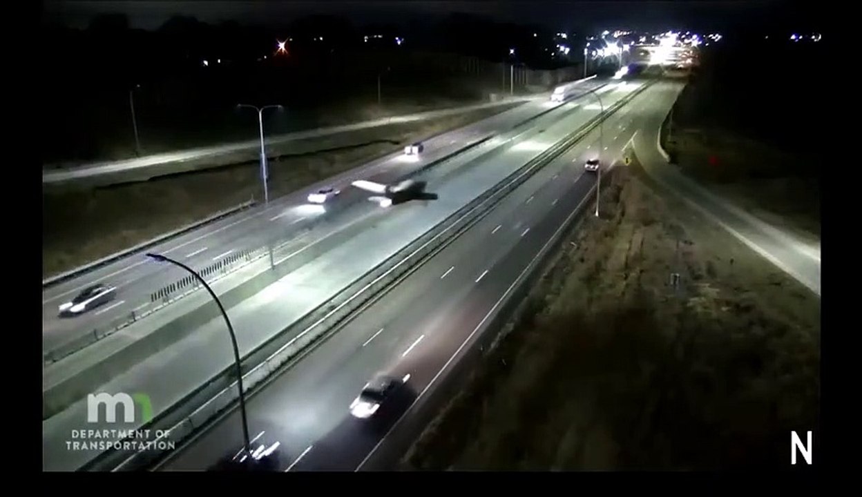 Un pilote d'avion atterrit d'urgence sur une autoroute : impressionnant