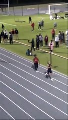 Il se moque de son adversaire en le doublant avant la ligne d'arrivée et perd lamentablement