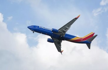 Video herunterladen: Southwest Cancels Thousands of Flights, Leaves Passengers Stranded — What to Know