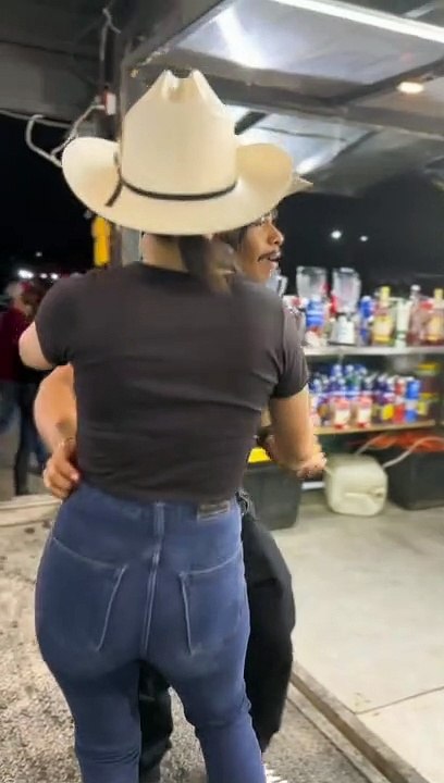 Bailando un poco.