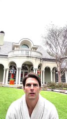 شبيهة توم كروز يفاجئ محبيه بالرقص بالروب