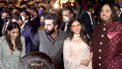 अनंत अंबानी और राधिका मर्चेंट की सगाई के बाद मनाया गया जश्न, शामिल हुए कई फ़िल्मी सितारे