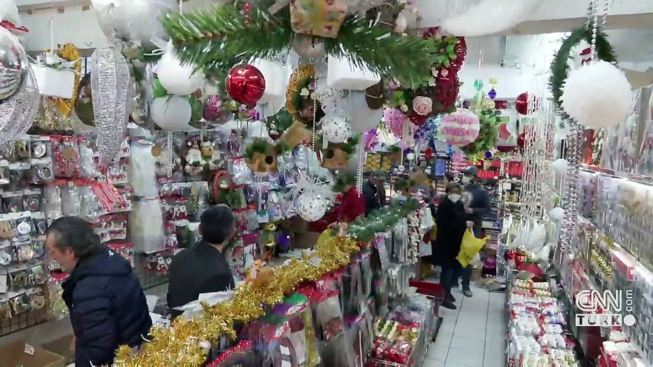 Tahtakale'de hediyelik eşya dükkanları hareketli