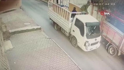 Başakşehir'de kamyonetle gelen hırsızlar evin bahçesindeki malzemeleri böyle çaldı