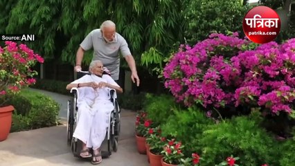 Video: PM मोदी का मां हीराबेन के साथ था बेहद खास रिश्ता, कुछ खिलाने के बाद बेटे का ऐसे पोछती थीं मुंह