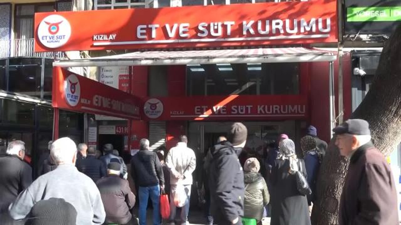 Et ve Süt Kurumu Önünde Saatlerce Bekleyen Emekli Kadından Tepki: "Artık Yaşamak İstemiyorum, Usandım Bıktım Dünyadan. Çünkü Yaşayacak Halimiz...