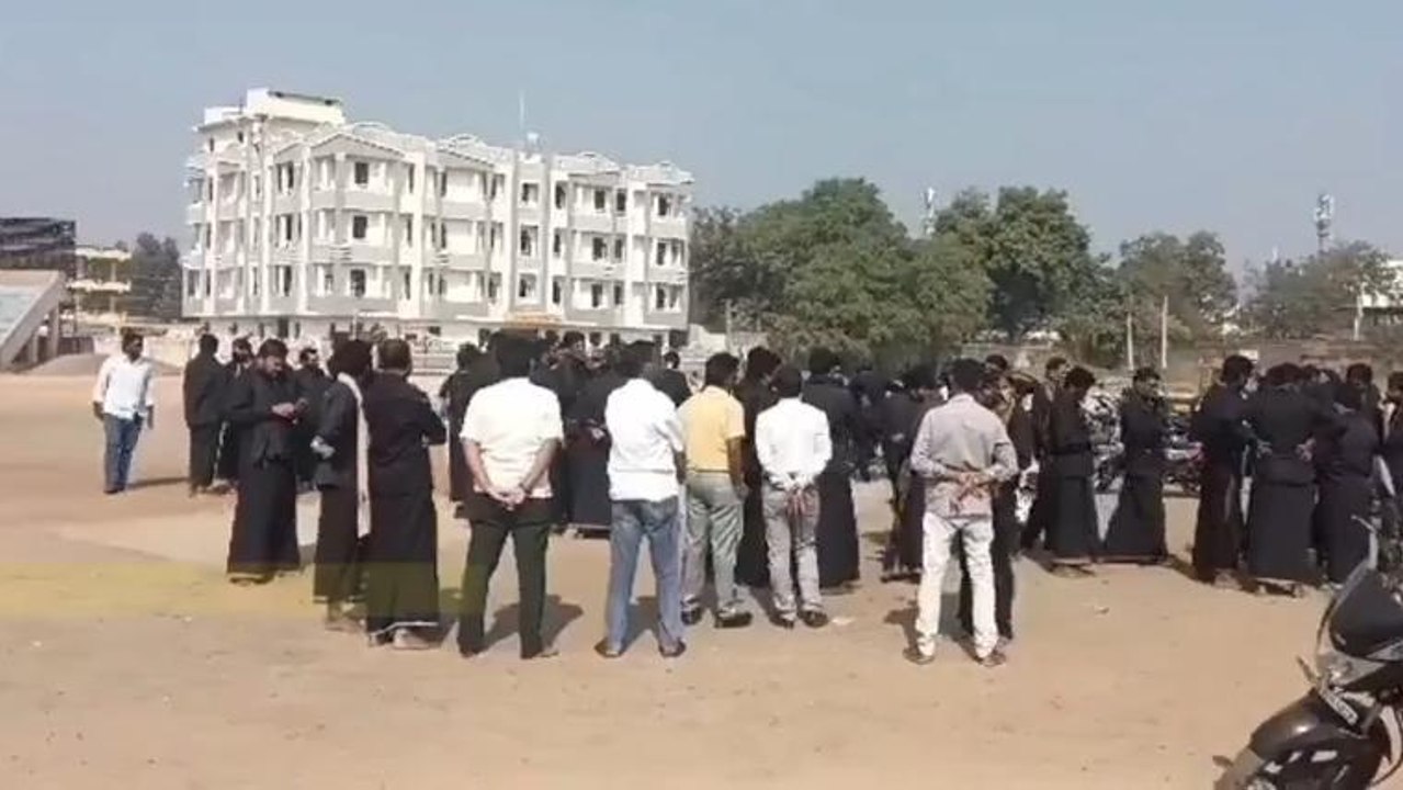 నిర్మల్: రోడ్డెక్కిన అయ్యప్ప స్వాములు.. కారణమిదే..