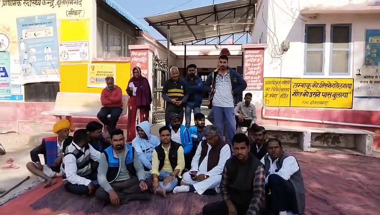 कार ने मारी बच्चे को टक्कर, चिकित्सक नहीं मिलने पर धरने पर बैठे ग्रामीण