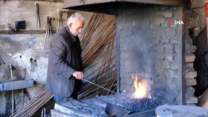 73 yıldır demir döverek geçimini sağlıyor