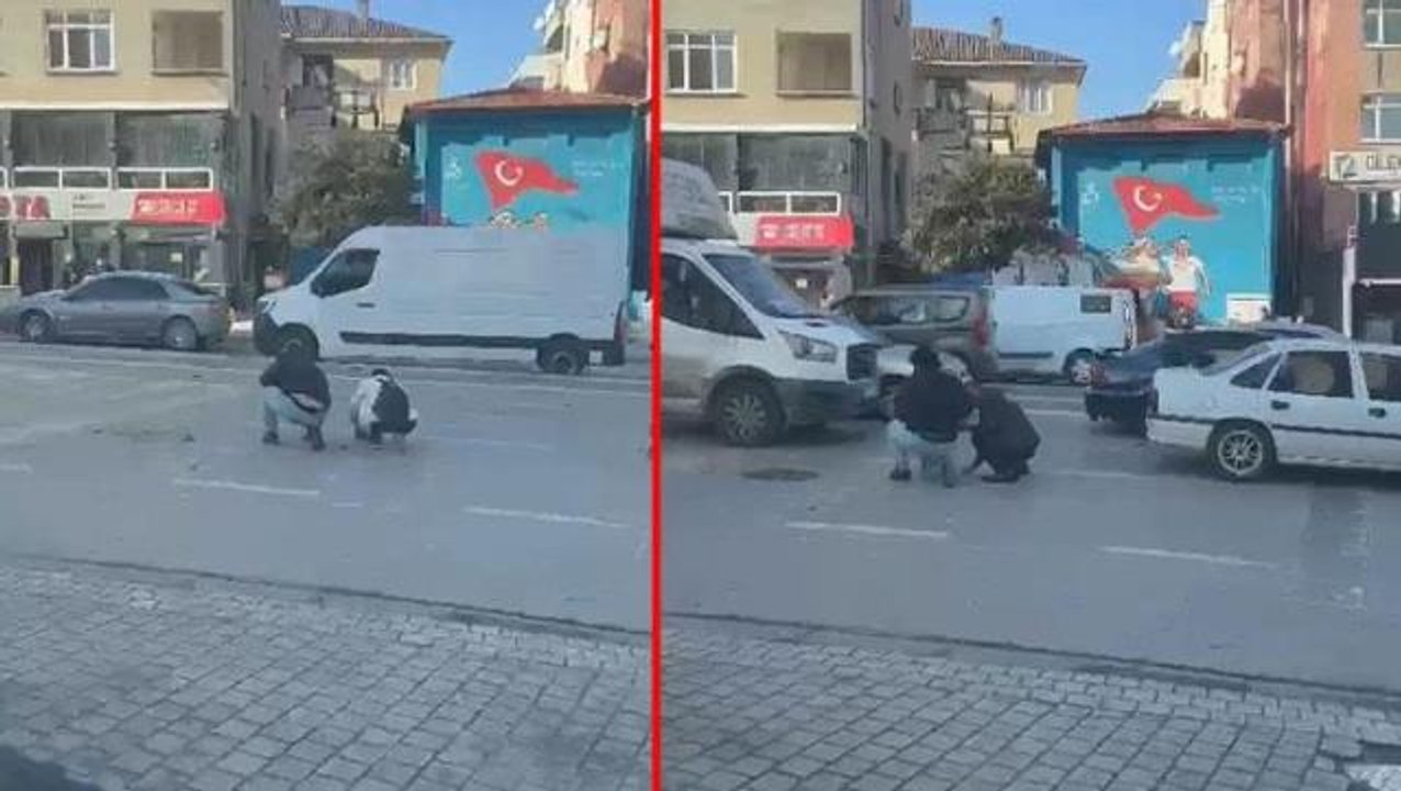 Bozuk paralarını yanına alıp scootera bindi, yolda poşet yırtılınca hepsi yere döküldü